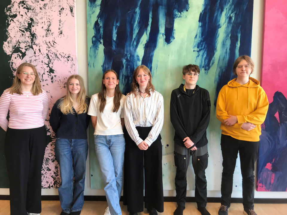 Fotot är taget i anslutning till att eleverna redovisade sina läsningar på hållbarhetsutmaningar för KSHU den 7 maj 2024. Eleverna är Rasmus Jarnerö, Martin Thyberg, Linnéa Algotsson, Sara Lidborg, Moa Johansson och Felicia Mårdh.