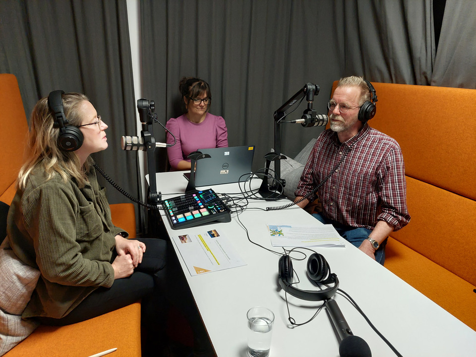 En bild av tre människor som spelar in en podd.
