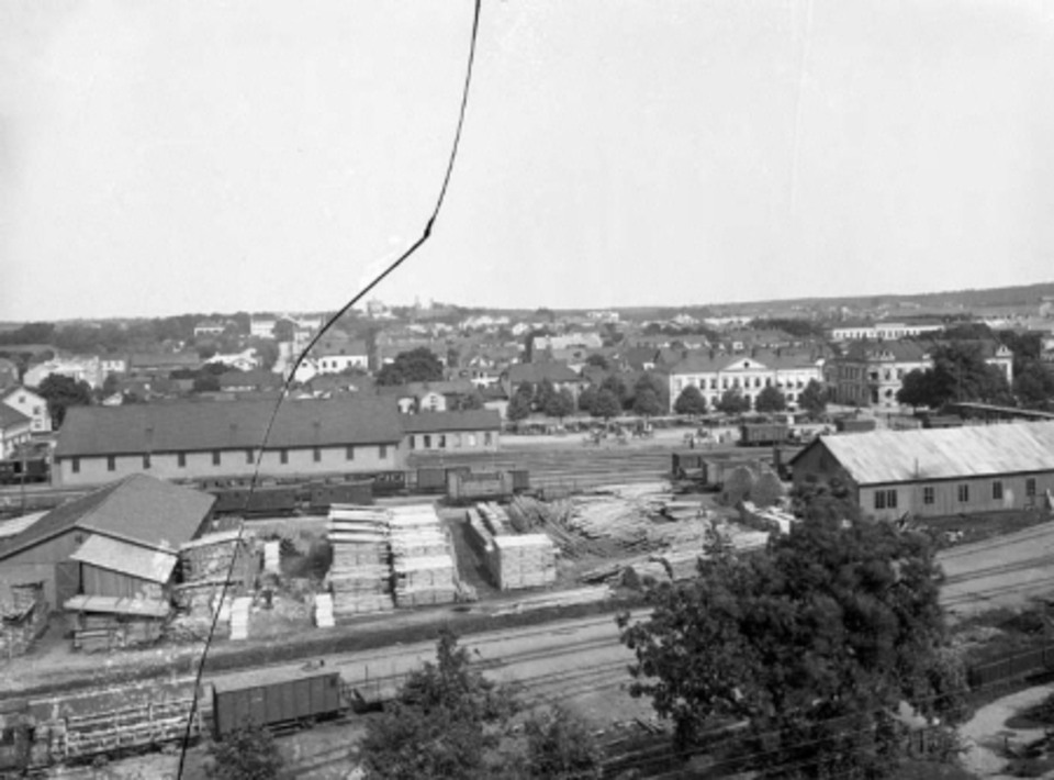 Vy över bangården väster om Växjö järnvägsstation. I bakgrunden ser vi Norra järnvägsstationen.