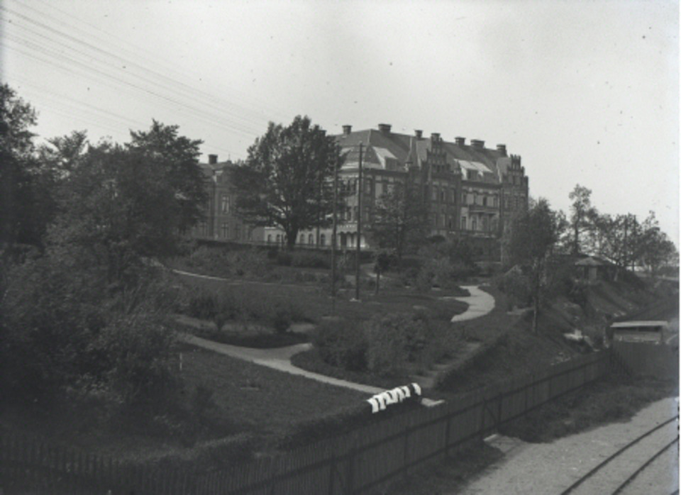 Vy från järnvägsbron över dåvarande parken vid Vita Villan. Notera att linnetyget fick torka torrt på granhäcken som avgränsade parken mot järnvägen.