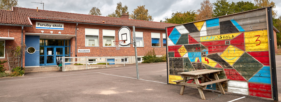 Bild på Furuby skola. En orange tegelbyggnad.