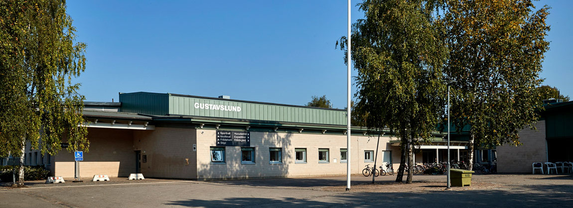 Gustavslundskolan. En vit byggnad.