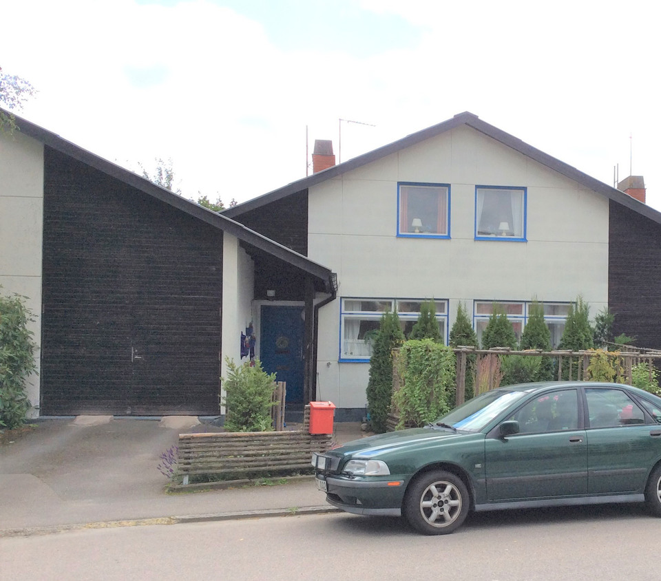 Garaget är till stor del förankrat i villan bredvid. 