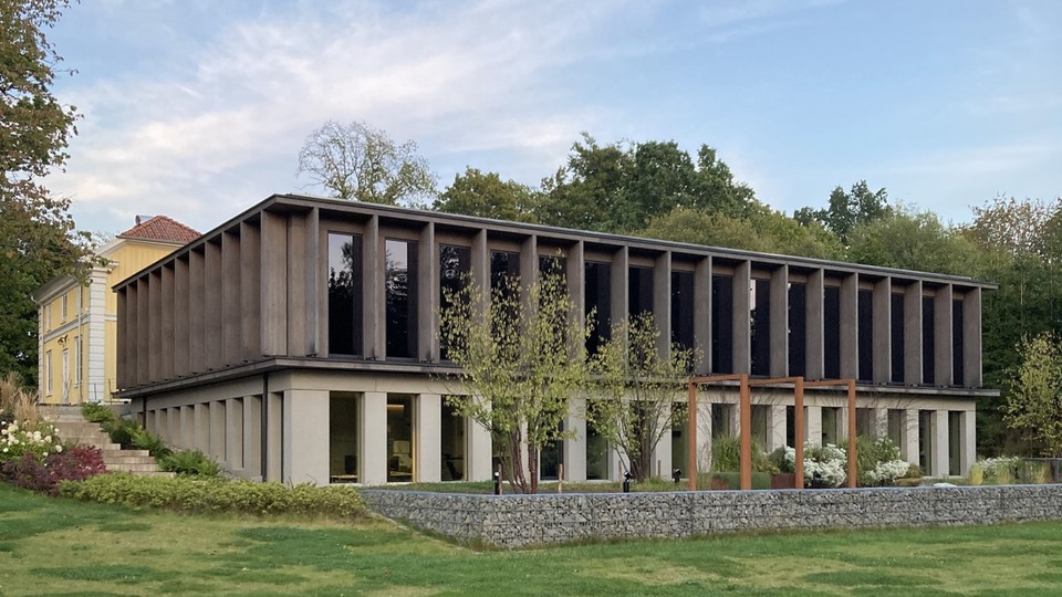 Modern tillbyggnad till traditionell herrgård.