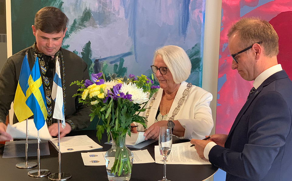 Andrii Naida,borgmästare Kalush, Rose-Marie Holmqvist, borgmästare Växjö och Juha-Pekka Lehmus. direktör Lojo, signerar gemensamt vänortsavtal 2024.