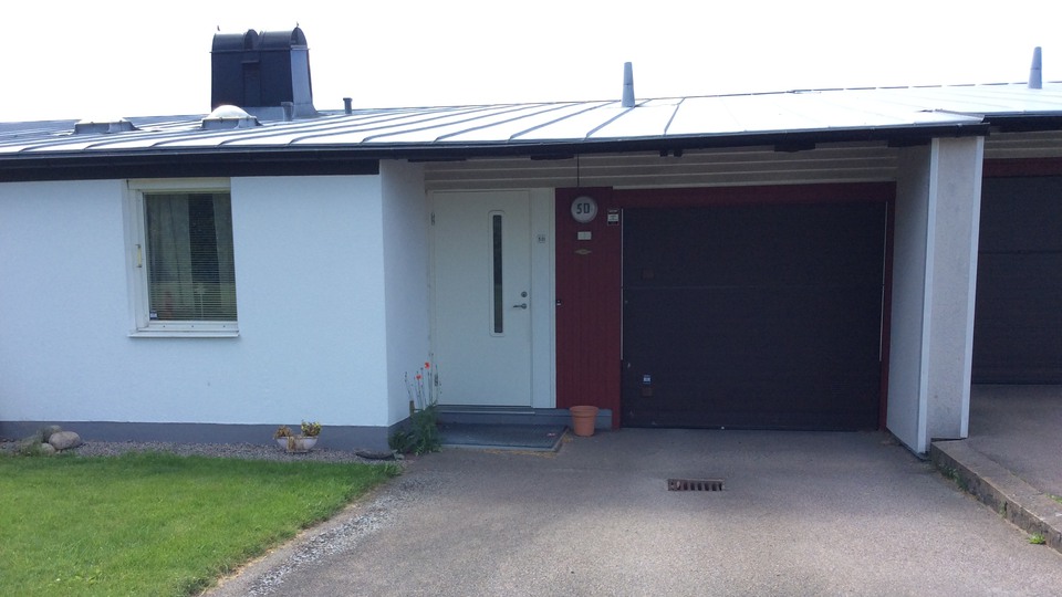 Garage som är inbyggt i villa.