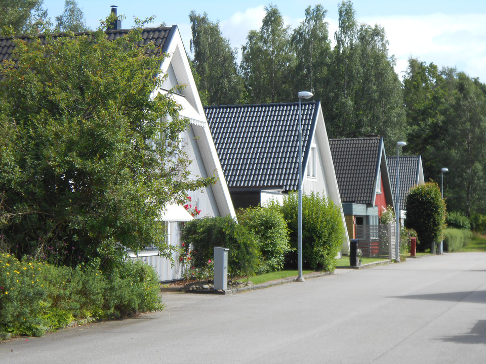 Växtlighet mot gatan ger ett inbjudande intryck.